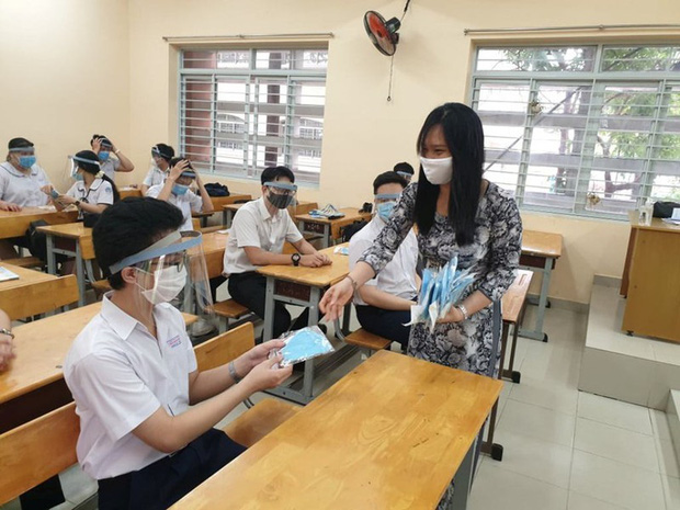 Phụ huynh tranh luận khi học sinh đeo tấm chắn giọt bắn trong lớp học: Người ủng hộ vì hạn chế nguy cơ nhiễm bệnh, người lại thương các con khó chịu, hại mắt - Ảnh 3.
