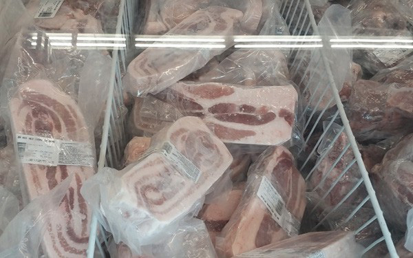 Thịt lợn nhập khẩu rao bán tràn lan trên chợ mạng, giá loạn - Ảnh 2.