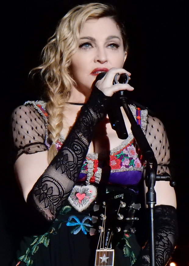 Showbiz thế giới đón nhận tin nóng: Madonna xác nhận nhiễm COVID-19, hé lộ lịch trình cụ thể, đóng góp 25 tỷ chống dịch - Ảnh 1.