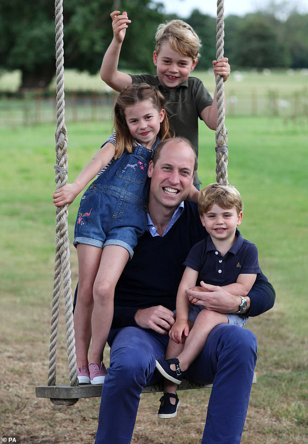 Tan chảy với loạt khoảnh khắc đặc biệt của Hoàng tử William bên cạnh 3 con nhỏ nhân Ngày của Cha và đón mừng tuổi mới - Ảnh 2.