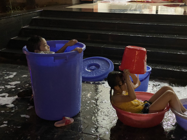 Nắng nóng 40 độ, cư dân chung cư cao cấp tại Hà Nội khổ sở vì bị cắt nước - Ảnh 5.