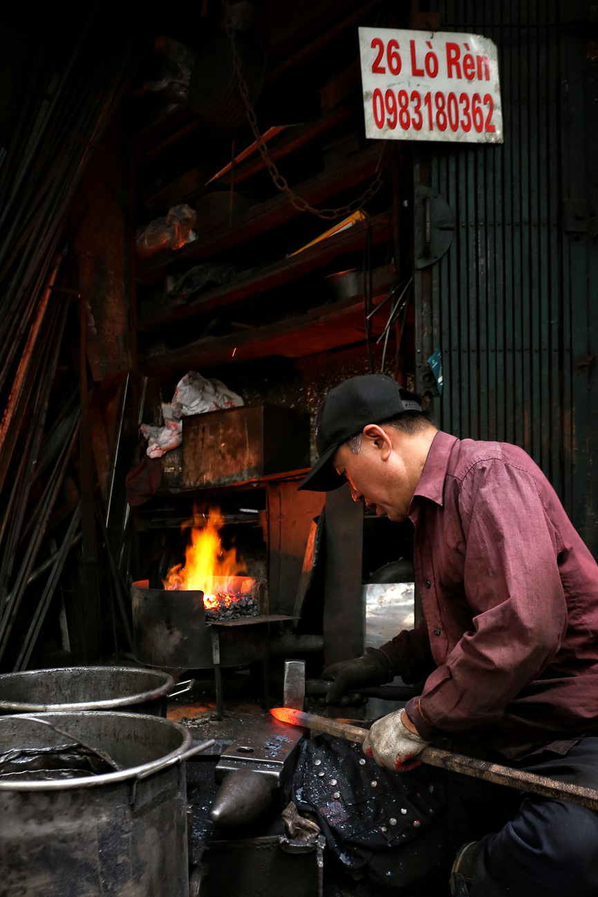 Phố Lò Rèn đỏ lửa trong ngày Hà Nội nóng 40 độ C