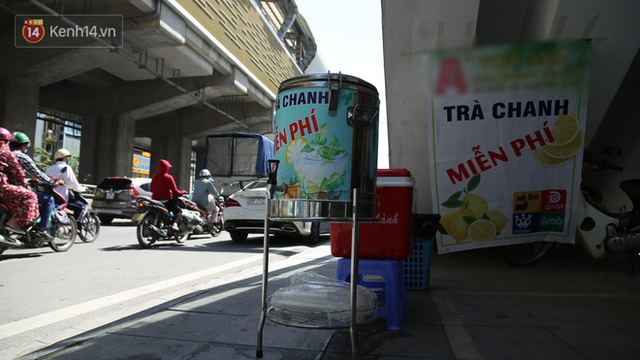 Hà Nội: Giữa nắng nóng kinh hoàng, có 1 quán trà chanh với khăn lạnh miễn phí giúp người lao động nghèo giải nhiệt sau giờ lao động vất vả - Ảnh 2.