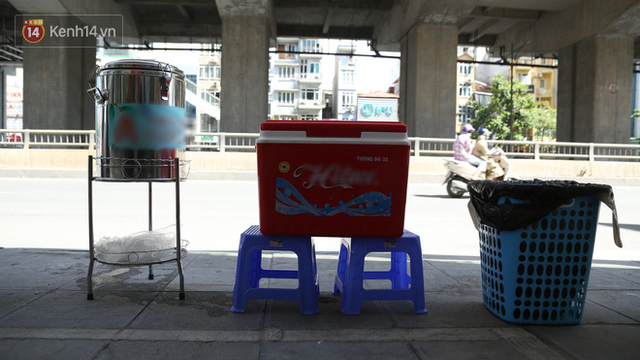 Hà Nội: Giữa nắng nóng kinh hoàng, có 1 quán trà chanh với khăn lạnh miễn phí giúp người lao động nghèo giải nhiệt sau giờ lao động vất vả - Ảnh 4.