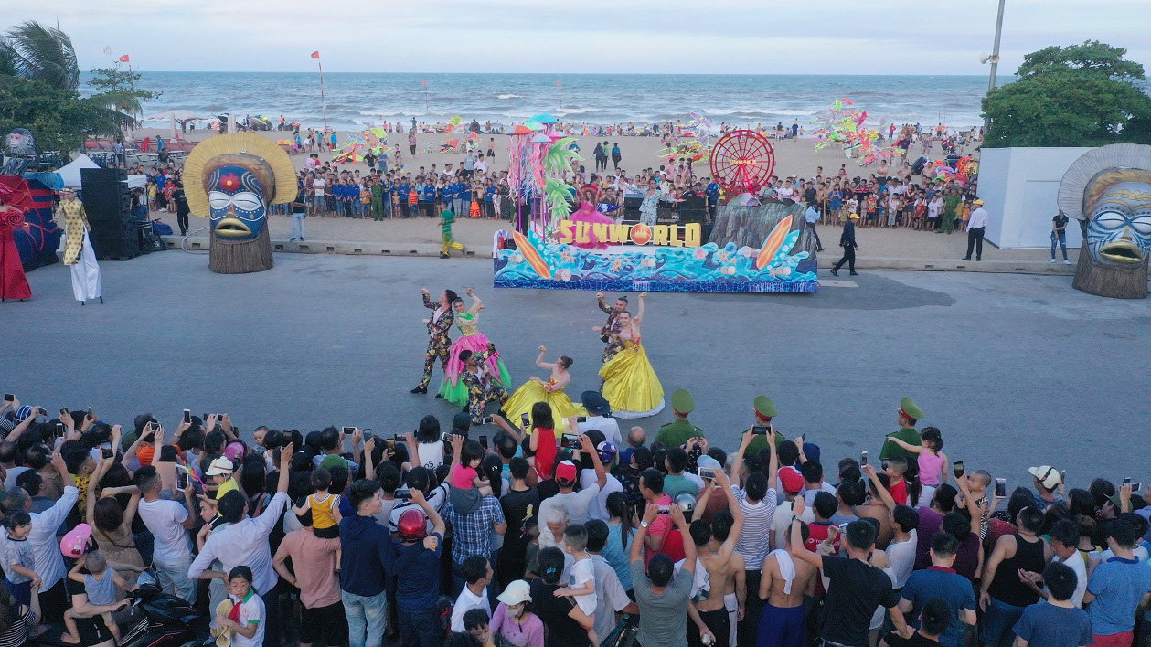 Sau Covid-19, du lịch Sầm Sơn bùng nổ với lễ hội Carnival đường phố - Ảnh 2.