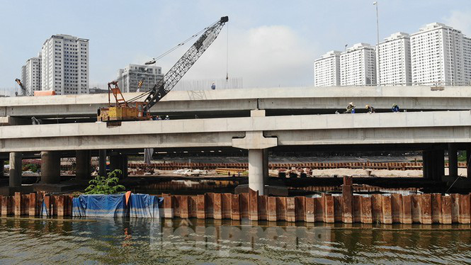 Cận cảnh cầu vượt hồ 314 tỷ đồng sắp hoàn thành ở Hà Nội - Ảnh 11.