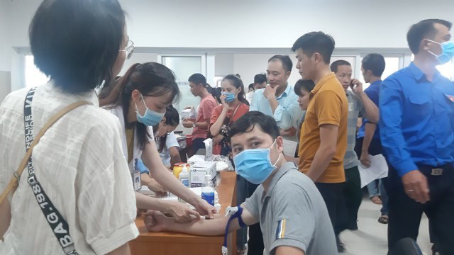 Vụ tai nạn thảm khốc ở Quảng Bình: Hàng trăm đoàn viên thanh niên xếp hàng chờ hiến máu - Ảnh 3.