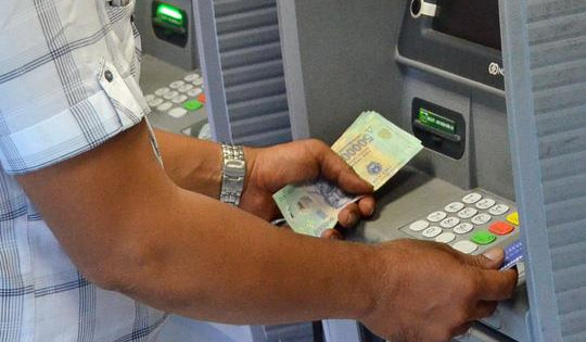 Nhiều người rút tiền ngân hàng để gửi bên ngoài lấy lãi cao: Ngân hàng lên tiếng cảnh báo rủi ro