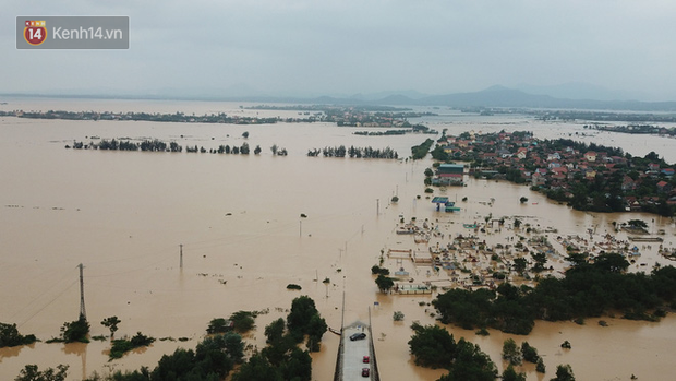 Chùm ảnh, video flycam: Cận cảnh lũ lịch sử nhấn chìm đường sá, ngập hàng ngàn ngôi nhà ở Quảng Bình - Ảnh 1.