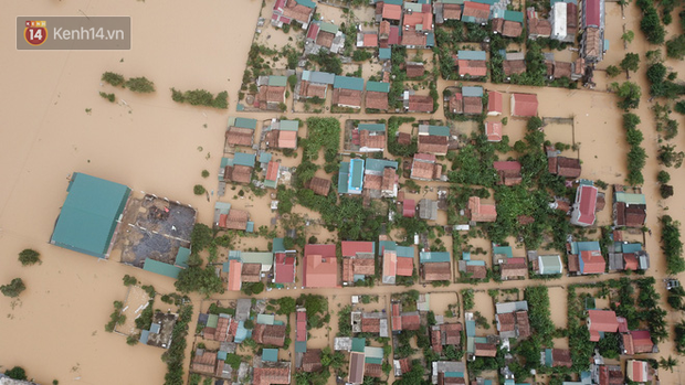 Chùm ảnh, video flycam: Cận cảnh lũ lịch sử nhấn chìm đường sá, ngập hàng ngàn ngôi nhà ở Quảng Bình - Ảnh 11.