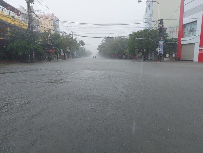 Người dân Quảng Ngãi, Quảng Nam hối hả chạy lũ - Ảnh 14. Người dân Quảng Ngãi, Quảng Nam hối hả chạy lũ - Ảnh 14.