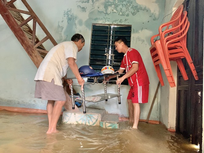 Người dân Quảng Ngãi, Quảng Nam hối hả chạy lũ - Ảnh 5. Người dân Quảng Ngãi, Quảng Nam hối hả chạy lũ - Ảnh 5.