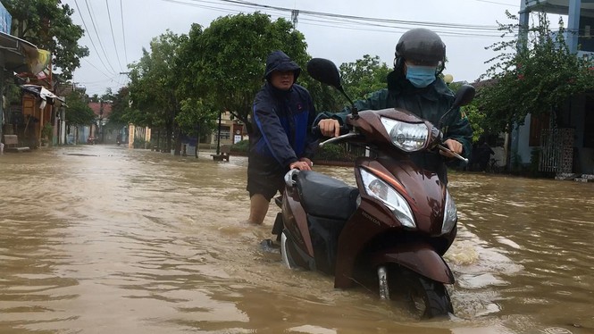 Người dân Quảng Ngãi, Quảng Nam hối hả chạy lũ - Ảnh 7. Người dân Quảng Ngãi, Quảng Nam hối hả chạy lũ - Ảnh 7.