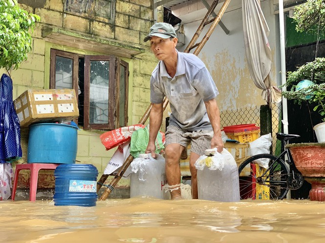 Người dân Quảng Ngãi, Quảng Nam hối hả chạy lũ - Ảnh 8. Người dân Quảng Ngãi, Quảng Nam hối hả chạy lũ - Ảnh 8.