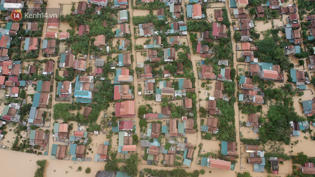 Chùm ảnh, video flycam: Cận cảnh lũ lịch sử nhấn chìm đường sá, ngập hàng ngàn ngôi nhà ở Quảng Bình - Ảnh 9.