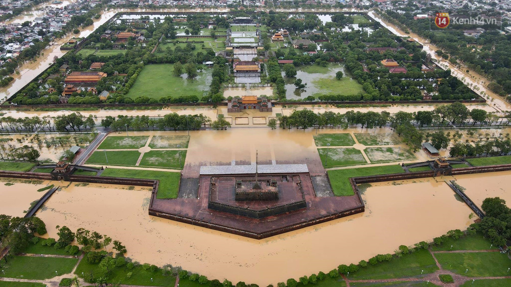 Chùm ảnh flycam: Trung tâm thành phố Huế ngập nặng do mưa lũ kéo dài, nước tiến sát mép cầu Trường Tiền - Ảnh 1. Chùm ảnh flycam: Trung tâm thành phố Huế ngập nặng do mưa lũ kéo dài, nước tiến sát mép cầu Trường Tiền - Ảnh 1.