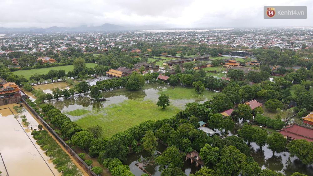 Chùm ảnh flycam: Trung tâm thành phố Huế ngập nặng do mưa lũ kéo dài, nước tiến sát mép cầu Trường Tiền - Ảnh 2. Chùm ảnh flycam: Trung tâm thành phố Huế ngập nặng do mưa lũ kéo dài, nước tiến sát mép cầu Trường Tiền - Ảnh 2.