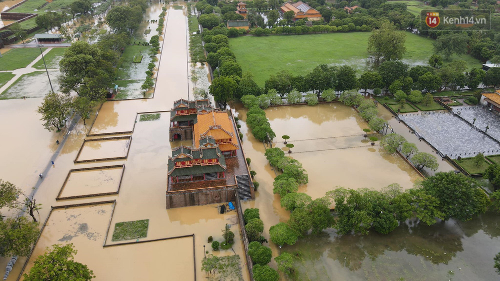Chùm ảnh flycam: Trung tâm thành phố Huế ngập nặng do mưa lũ kéo dài, nước tiến sát mép cầu Trường Tiền - Ảnh 3. Chùm ảnh flycam: Trung tâm thành phố Huế ngập nặng do mưa lũ kéo dài, nước tiến sát mép cầu Trường Tiền - Ảnh 3.