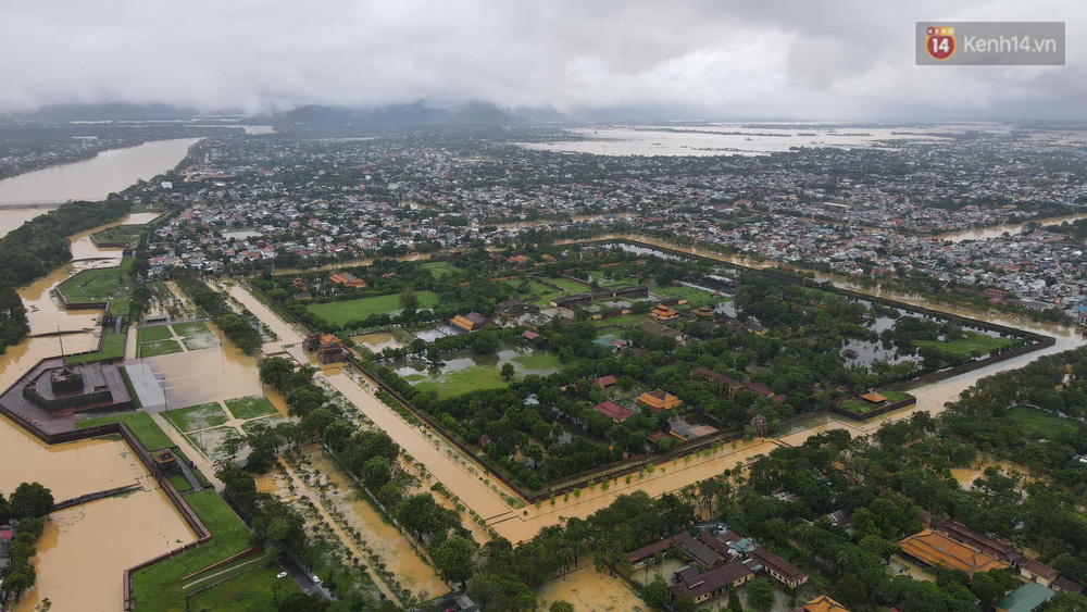 Chùm ảnh flycam: Trung tâm thành phố Huế ngập nặng do mưa lũ kéo dài, nước tiến sát mép cầu Trường Tiền - Ảnh 6. Chùm ảnh flycam: Trung tâm thành phố Huế ngập nặng do mưa lũ kéo dài, nước tiến sát mép cầu Trường Tiền - Ảnh 6.