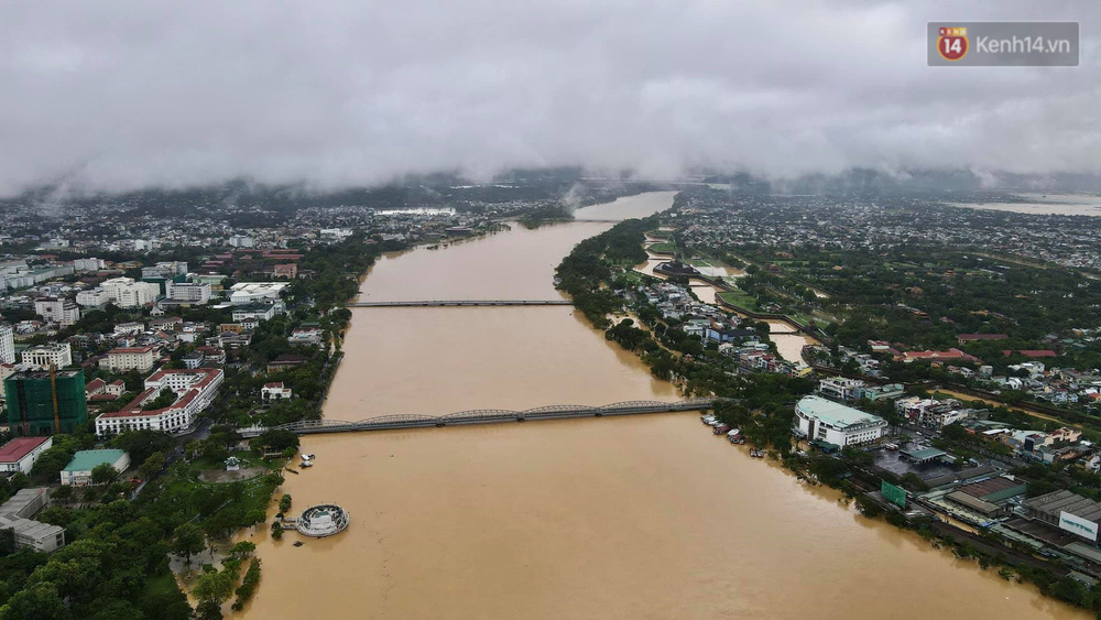 Chùm ảnh flycam: Trung tâm thành phố Huế ngập nặng do mưa lũ kéo dài, nước tiến sát mép cầu Trường Tiền - Ảnh 10. Chùm ảnh flycam: Trung tâm thành phố Huế ngập nặng do mưa lũ kéo dài, nước tiến sát mép cầu Trường Tiền - Ảnh 10.