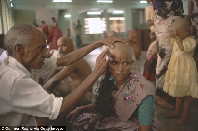 Hàng năm có hơn 42 triệu tấn tóc phụ nữ được bán cho dân buôn vàng đen, rốt cuộc đó là gì mà khiến phái đẹp chấp nhận cắt tóc, cạo đầu? - Ảnh 2.