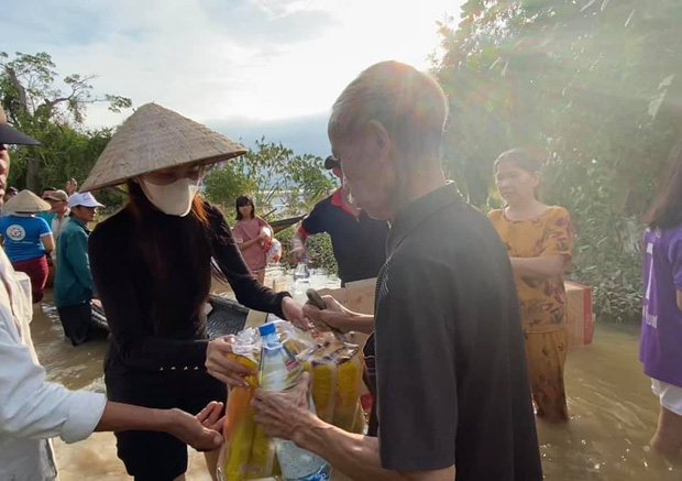 Tin vui nhất sáng nay: Thuỷ Tiên đã kêu gọi được 22 tỷ đồng sau 2 ngày, cảnh thân mảnh mai lội nước cứu trợ bà con miền Trung gây xúc động! - Ảnh 2.