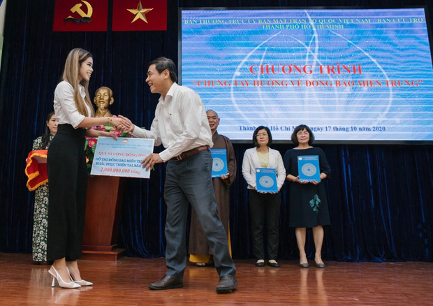 Tiên Nguyễn đại diện nhà tỷ phú Johnathan Hạnh Nguyễn trao 2 tỷ hỗ trợ miền Trung, 1,3 tỷ cho gia đình 13 cán bộ gặp nạn ở Rào Trăng 3 - Ảnh 1.
