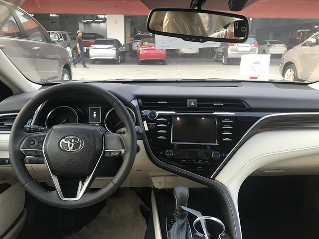 Toyota Camry ‘full option’ dọn kho giá hơn 1,1 tỷ đồng tại đại lý - Ảnh 4.