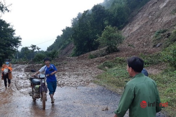 Đắk Nông: Sạt lở đất trên QL28, giao thông ách tắc nhiều giờ - Ảnh 1.