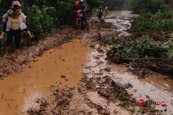 Đắk Nông: Sạt lở đất trên QL28, giao thông ách tắc nhiều giờ - Ảnh 2.