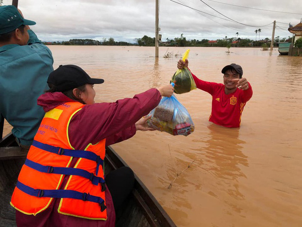 Người dân nhiều tỉnh thành chung tay gói hàng ngàn chiếc bánh chưng, bánh tét cứu trợ khúc ruột miền Trung - Ảnh 1.