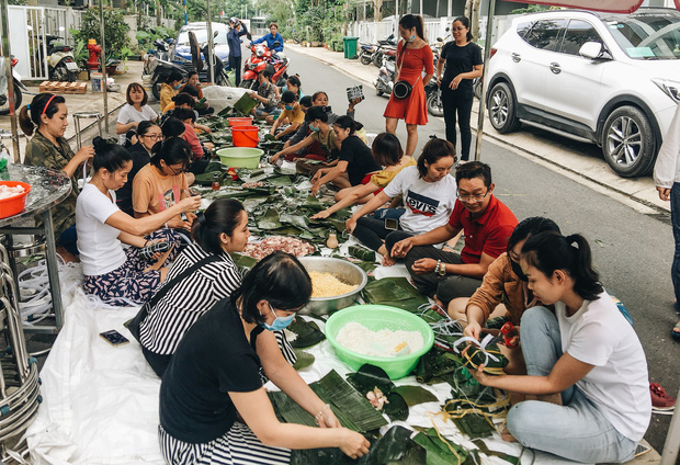 Người Sài Gòn trắng đêm gói 5.000 bánh chưng, bánh tét gửi bà con vùng lũ, tiếp sức cho “khúc ruột” miền Trung - Ảnh 1.