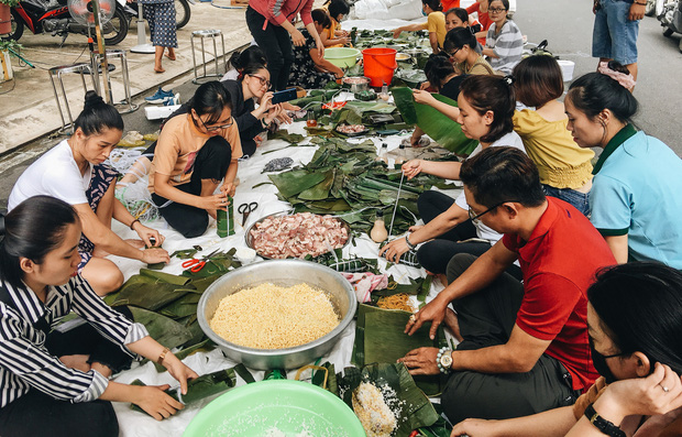 Người Sài Gòn trắng đêm gói 5.000 bánh chưng, bánh tét gửi bà con vùng lũ, tiếp sức cho “khúc ruột” miền Trung - Ảnh 2.