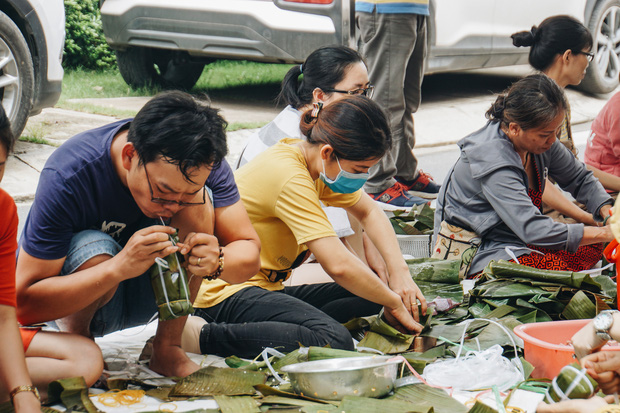 Người Sài Gòn trắng đêm gói 5.000 bánh chưng, bánh tét gửi bà con vùng lũ, tiếp sức cho “khúc ruột” miền Trung - Ảnh 11.