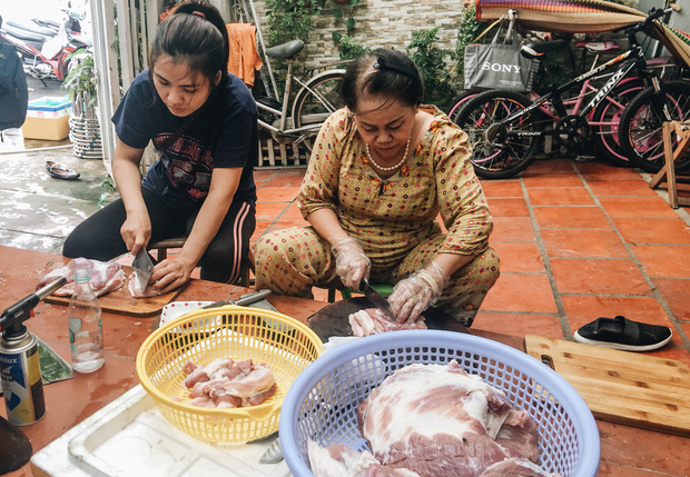 Người Sài Gòn trắng đêm gói 5.000 bánh chưng, bánh tét gửi bà con vùng lũ, tiếp sức cho “khúc ruột” miền Trung - Ảnh 4.