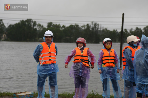 Tình người trong cơn lũ lịch sử ở Quảng Bình: Dân đội mưa lạnh, ăn mỳ tôm sống đi cứu trợ nhà ngập lụt - Ảnh 6.