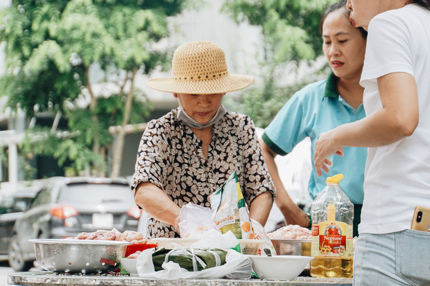 Người Sài Gòn trắng đêm gói 5.000 bánh chưng, bánh tét gửi bà con vùng lũ, tiếp sức cho “khúc ruột” miền Trung - Ảnh 9.