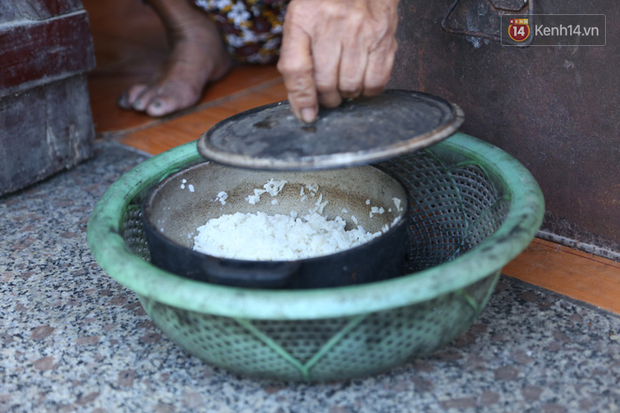 Gặp cụ bà lưng còng cõng bao quần áo, mì tôm ủng hộ người dân miền Trung: Hơn 200.000 đồng/tháng tôi vẫn đủ ăn tiêu xả láng, của ít lòng nhiều, giúp được phần nào đỡ phần đó - Ảnh 14.