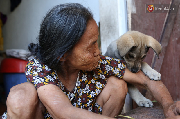 Gặp cụ bà lưng còng cõng bao quần áo, mì tôm ủng hộ người dân miền Trung: Hơn 200.000 đồng/tháng tôi vẫn đủ ăn tiêu xả láng, của ít lòng nhiều, giúp được phần nào đỡ phần đó - Ảnh 21.