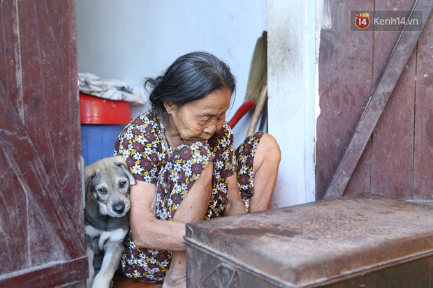 Gặp cụ bà lưng còng cõng bao quần áo, mì tôm ủng hộ người dân miền Trung: Hơn 200.000 đồng/tháng tôi vẫn đủ ăn tiêu xả láng, của ít lòng nhiều, giúp được phần nào đỡ phần đó - Ảnh 9.