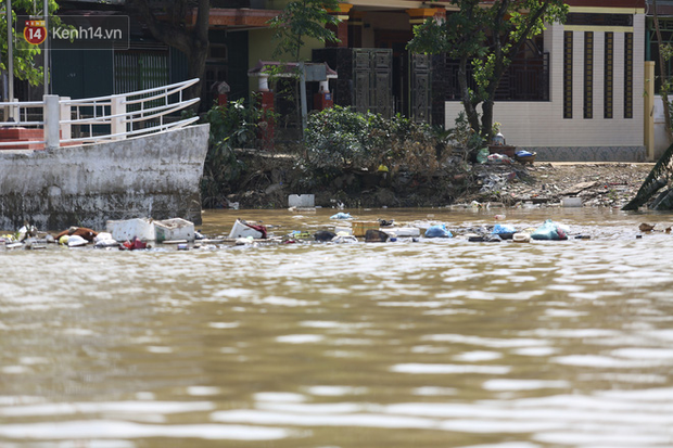 Ảnh: Người dân Quảng Bình bì bõm bơi trong biển rác sau trận lũ lịch sử, nguy cơ lây nhiễm bệnh tật - Ảnh 15.
