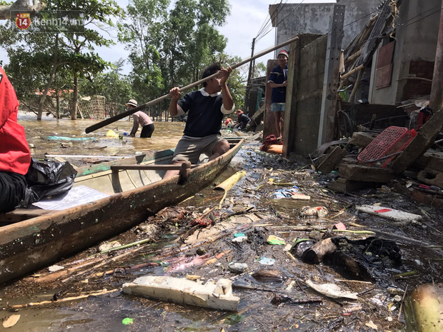 Ảnh: Người dân Quảng Bình bì bõm bơi trong biển rác sau trận lũ lịch sử, nguy cơ lây nhiễm bệnh tật - Ảnh 9.