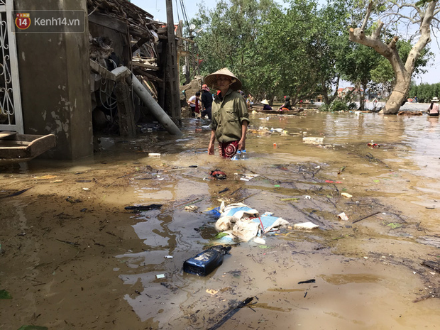 Ảnh: Người dân Quảng Bình bì bõm bơi trong biển rác sau trận lũ lịch sử, nguy cơ lây nhiễm bệnh tật - Ảnh 10.