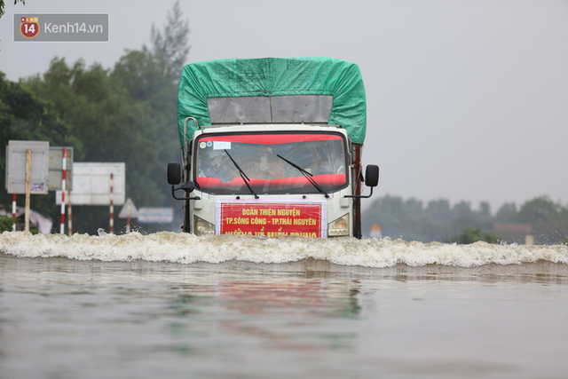  Những chuyến xe, chuyến đò mang hy vọng trong mùa lũ và lời nói từ trái tim: Cảm ơn vì đã không bỏ quên chúng tôi  - Ảnh 1.