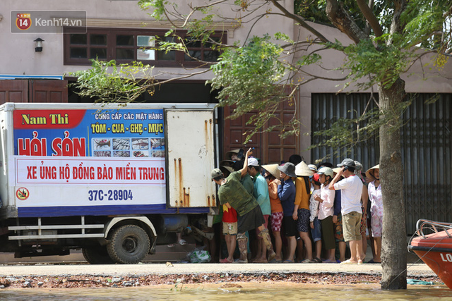  Những chuyến xe, chuyến đò mang hy vọng trong mùa lũ và lời nói từ trái tim: Cảm ơn vì đã không bỏ quên chúng tôi  - Ảnh 2.