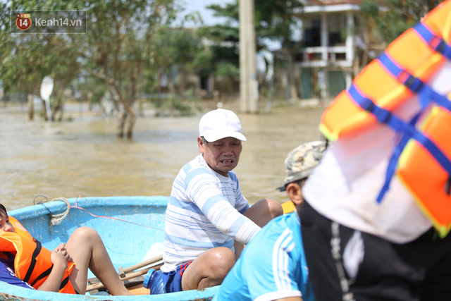  Những chuyến xe, chuyến đò mang hy vọng trong mùa lũ và lời nói từ trái tim: Cảm ơn vì đã không bỏ quên chúng tôi  - Ảnh 14.