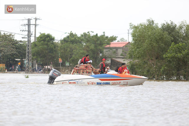  Những chuyến xe, chuyến đò mang hy vọng trong mùa lũ và lời nói từ trái tim: Cảm ơn vì đã không bỏ quên chúng tôi  - Ảnh 4.