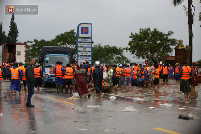  Những chuyến xe, chuyến đò mang hy vọng trong mùa lũ và lời nói từ trái tim: Cảm ơn vì đã không bỏ quên chúng tôi  - Ảnh 6.