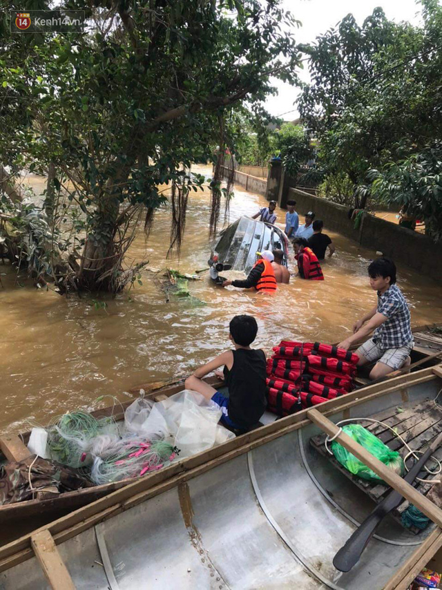  Những chuyến xe, chuyến đò mang hy vọng trong mùa lũ và lời nói từ trái tim: Cảm ơn vì đã không bỏ quên chúng tôi  - Ảnh 9.