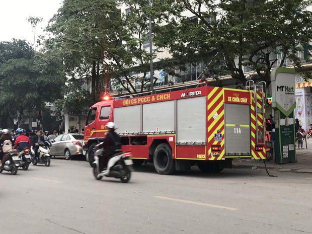 Hà Nội: Cháy lớn tại chung cư HH Linh Đàm, hàng nghìn người hoảng sợ tháo chạy vào sáng sớm - Ảnh 2.